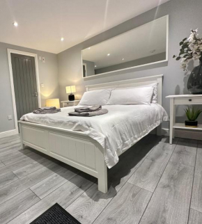 Modern Luxury Private Detached 1 Double Bedroom Studio Apartment - Super Fast Wifi